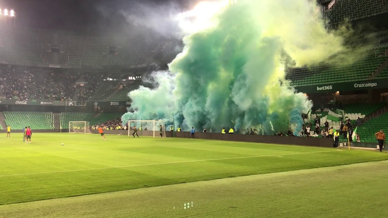 El espectacular ambiente en el Villamarín en el entrenamiento previo al derbi