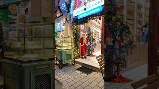 A Brief Holiday Pause on an Istanbul Street