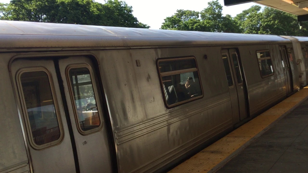 R46 Shuttle Train @ Aqueduct Racetrack - YouTube