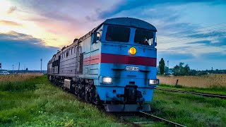 Вечерний грузовой поезд Бессарабка - Березино. Тепловоз 2ТЭ10Ут-0075 Станция Бессарабская
