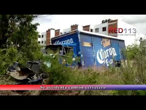 VIDEO Se accidenta camión cervecero en el fraccionamiento Hacienda Ciprés, Morelia