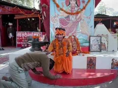 People worship at the feet of 2ft 7in high nun in northern India