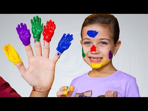 ემილია აფერადებს პატარა ხელებს სხვადასხვა ფრად