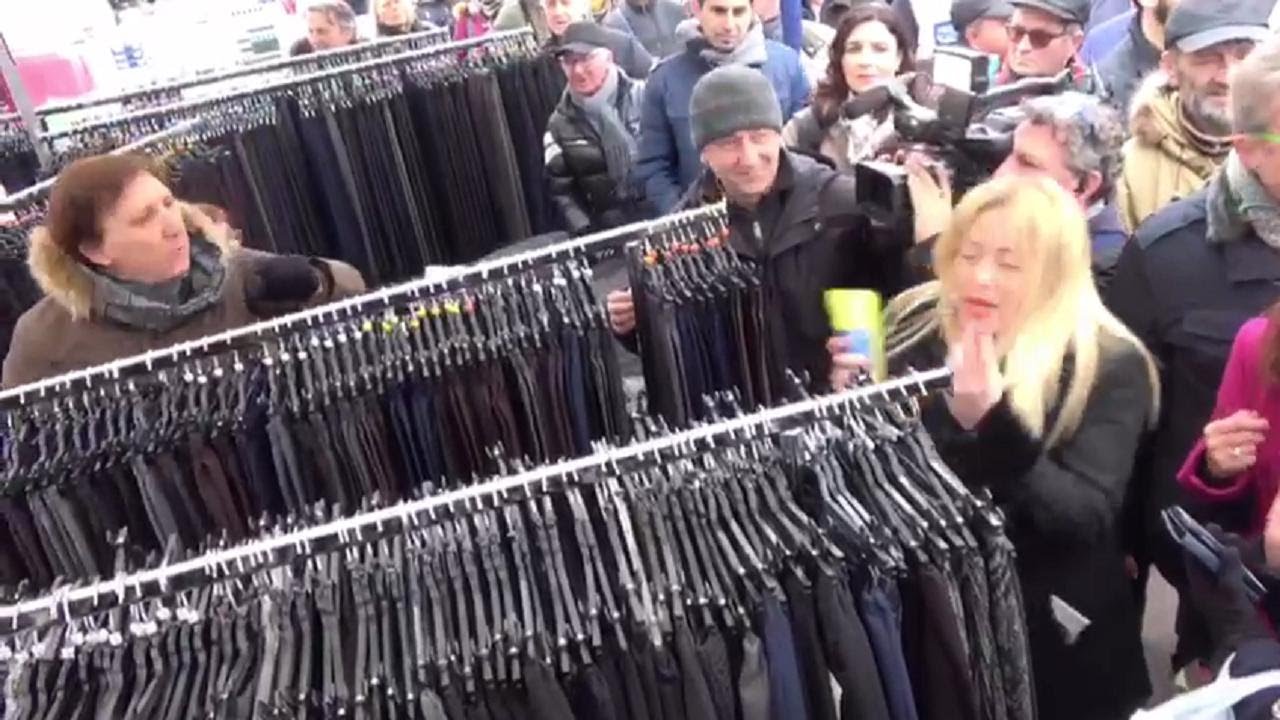 Torino, Meloni (Fdi) contestata al mercato