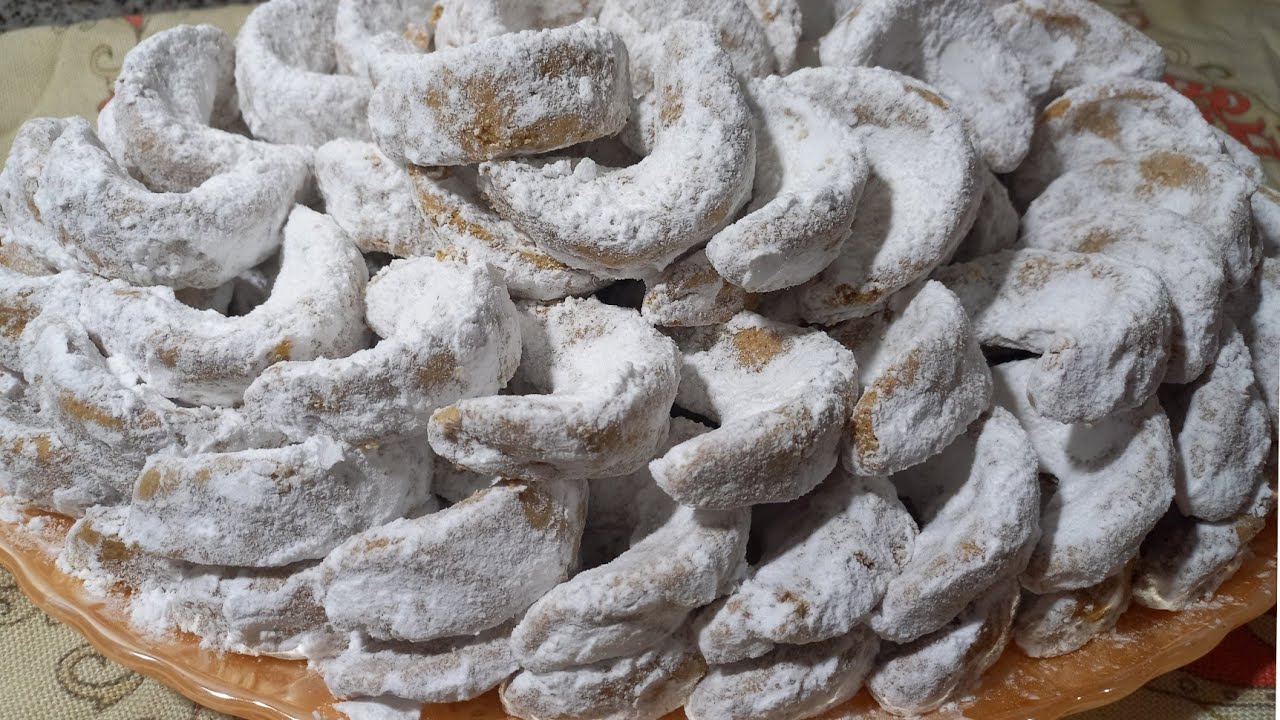 حلويات العيد الاضحى👌👌حلوة الهلال بالكاوكاو والزنجلان سهلة اقتصادية وكدوووب فالفم بكمية كبيرة😍😍