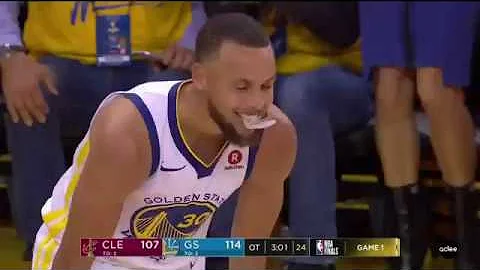Curry makes a no-look backwards over-the-head pass to Livingston
