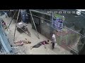 صاعقة كهربائية تعرض لها ثلاثة عمال😯