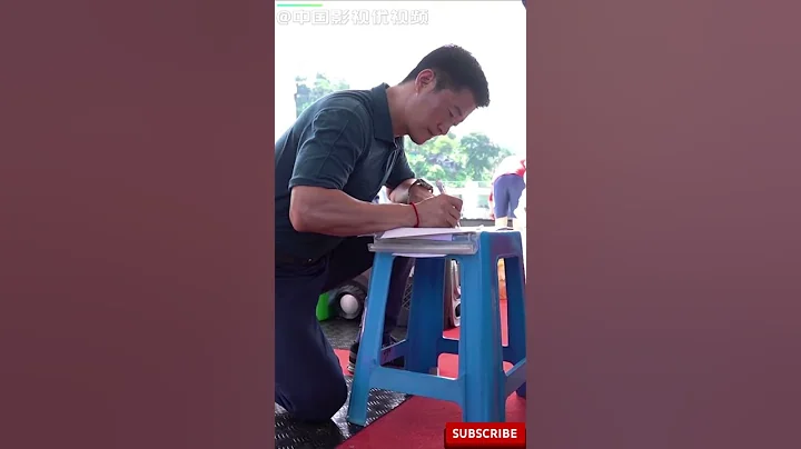 #吴京《巨齿鲨2》片场花絮，在其他人都在休息的时候，他却顶着高温不停的记着笔记汗如雨下 - 天天要闻