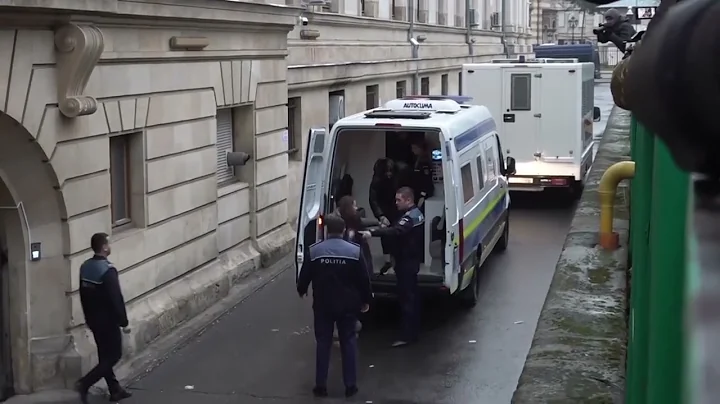 Andrew and Tristan Tate entering court footage