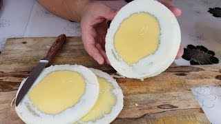 думаете это яйцо страуса ? - ostrich egg?