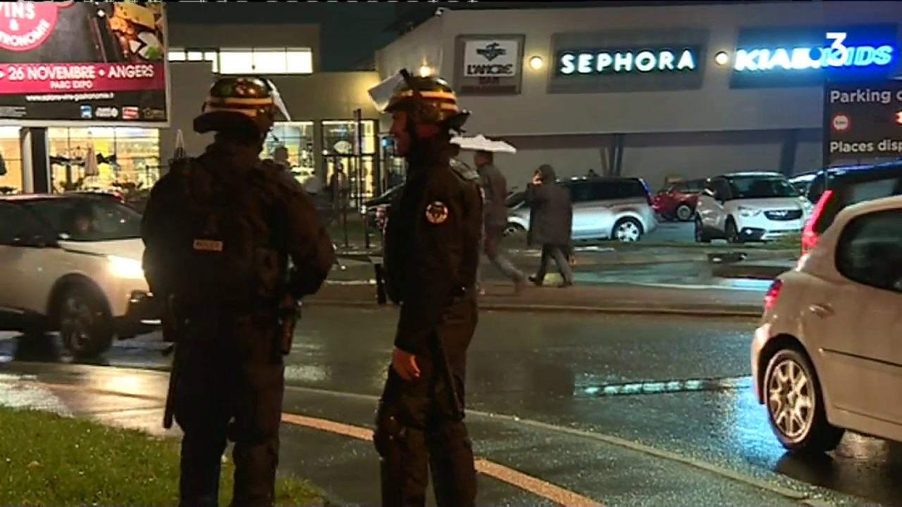 Angers Un Gilet Jaune Armé Dune Grenade Retranché Dans Une Station Service