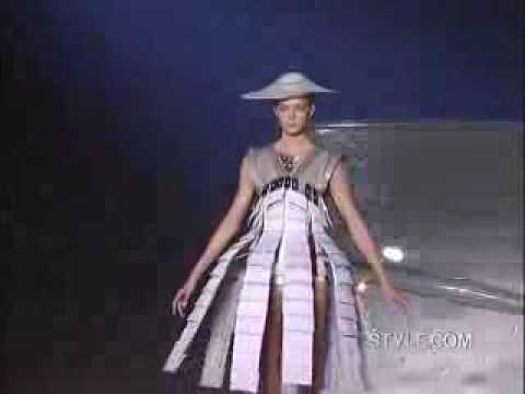 Hussein Chalayan spring summer 2007 - YouTube