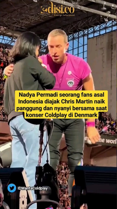 Seorang fans wanita asal Indonesia nyanyi bareng Coldplay saat konser di Denmark #coldplay