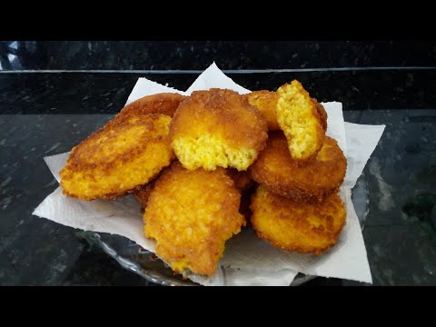 Bolinho frito de milharina para o lanche da tarde