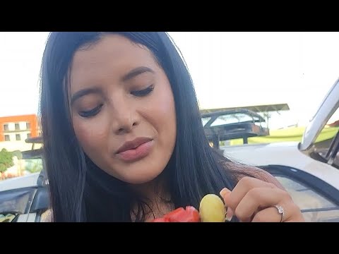 La Ecuatoriana Alejandra Quiroz comiendo en el mercado Abasto Tripita