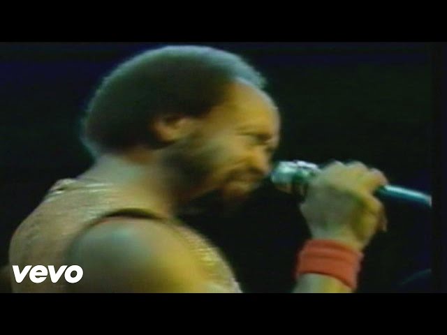 Earth, Wind & Fire - Sing a Song (Live) class=