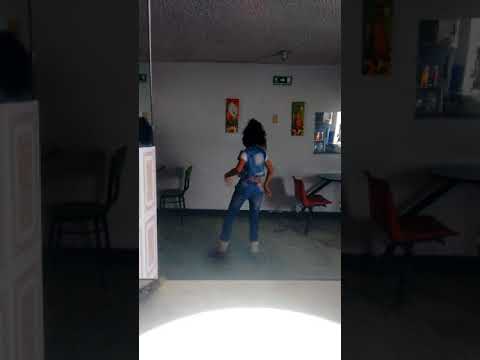 Niña bailando bum bum