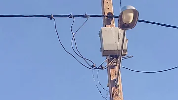 Como as luzes dos postes acendem automaticamente a noite?