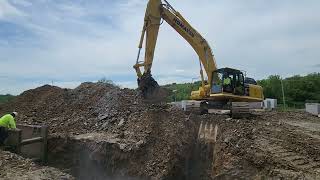 Komatsu PC360 & PC240 digging through tough 💩