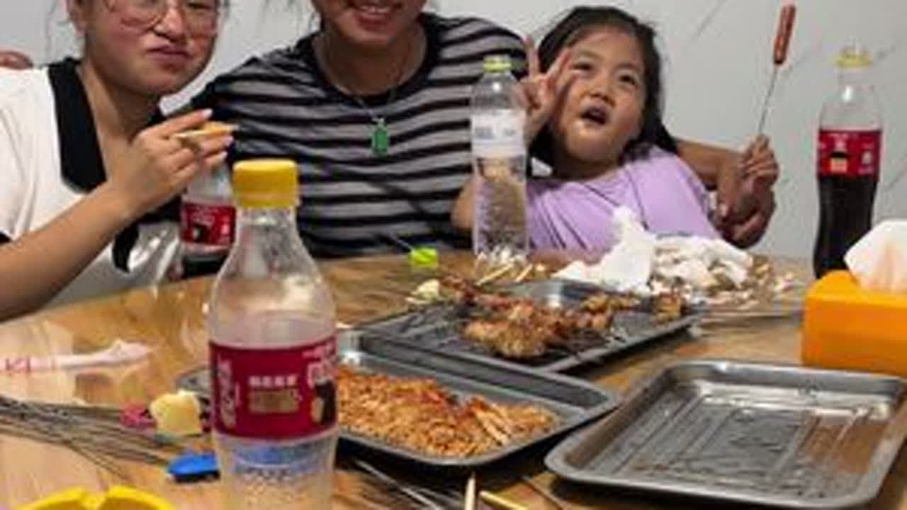 我今天从安徽老家回到了山东， 老姜要拉着我们仨去吃烧烤， 最简单的幸福就是一家人在一起，平平淡淡的生活，不求大富大贵，只求幸福安康、 世界很大幸福很小， 有你们刚刚好，一家人在一起就是幸福，