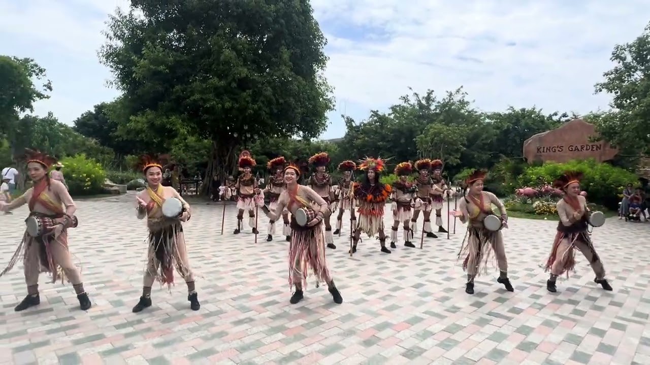 Vũ điệu thổ dân Vin Wonders