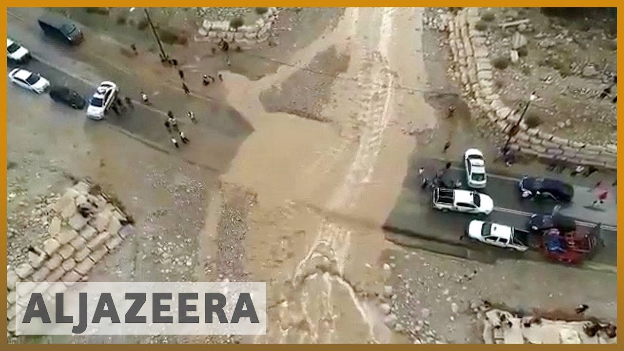 فيضانات الأردن: 19 قتيلاً من بين أطفال المدارس بعد أن جرفت السيول حافلة | الجزيرة الإنجليزية