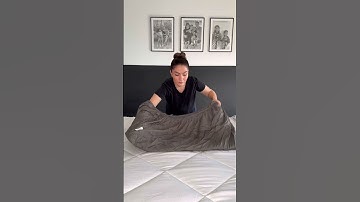 How to fold a fitted sheet! #hometips #fittedsheet #foldinglaundry #homehacks #organizationidea