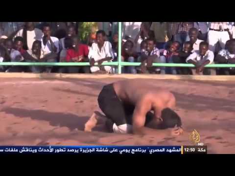 دبلوماسي ياباني يشارك في مصارعة النوبة بالسودان