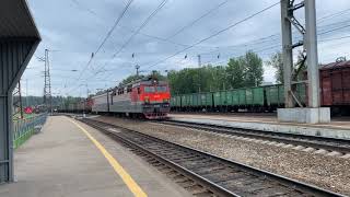 Электровоз ВЛ85-160 с грузовым поездом