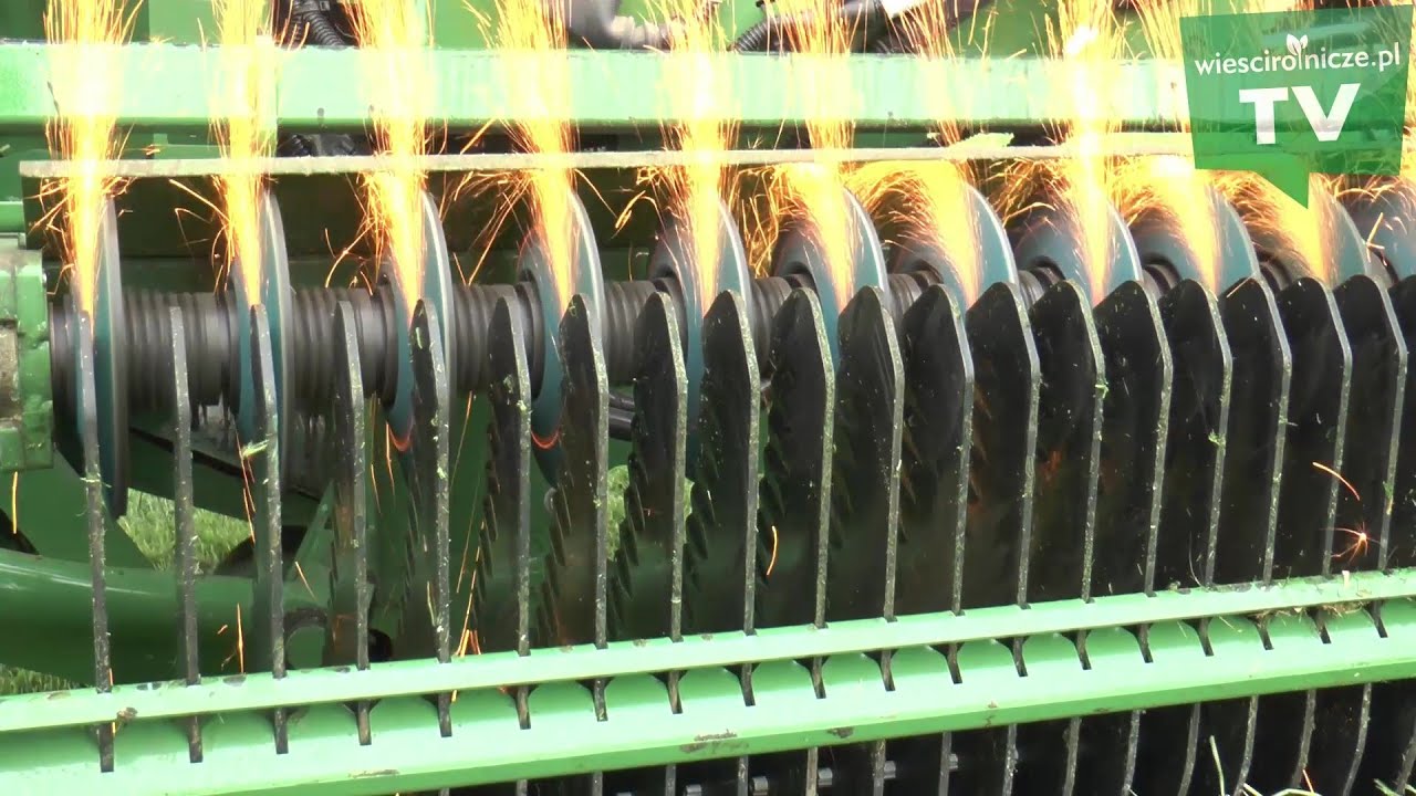 Co się tak iskrzy? Zbiór zielonki 2020. Potężne maszyny w akcji. Sianokiszonka w pryźmie.