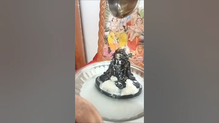 @शिवलिंग पर क्या चढ़ाने से क्या फल मिलता है जानें।#astrology#upay#pradeepmishra#shiv#trend#shorts#yt