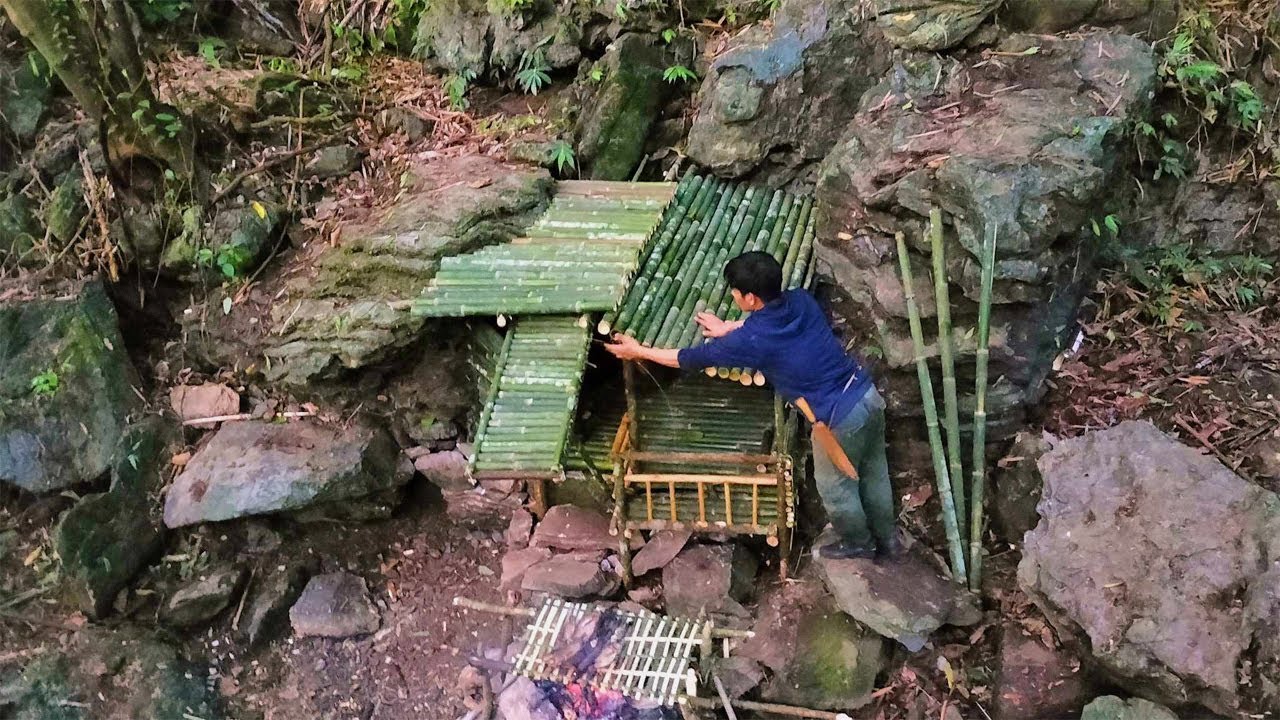 Solo Bushcraft in the rainforest. Build a shelter out of bamboo ...