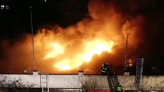 Dramatic Explosion on FDNY Firefighters / 5Alarm Fire Sunnyside Queens 12.13.18