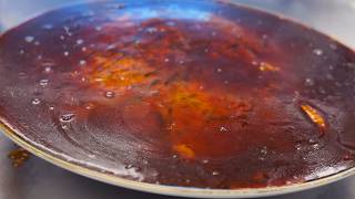 今にもこぼれ落ちそうなタレの行方は　This Sauce Is One Second Away from Disaster