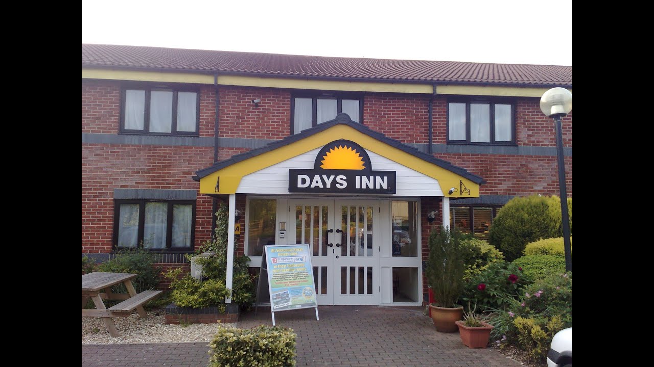 Days Inn Hotel Michaelwood M5 - Room Tour - YouTube
