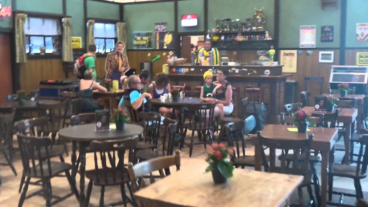 cafe van fc de kampioenen in plopsaland de panne - YouTube