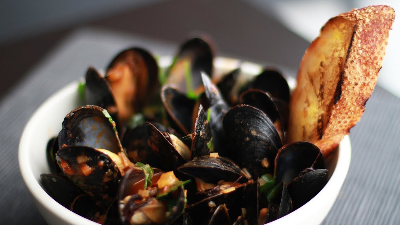 Andrew Zimmern Cooks: Mussels Fra Diavolo - YouTube