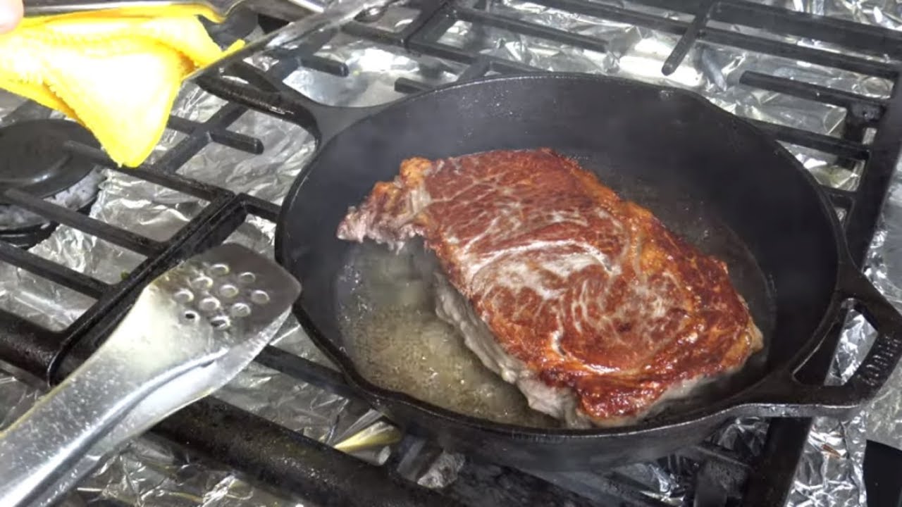Como cocinar un Ribeye steak en sartén de hierro fundido.