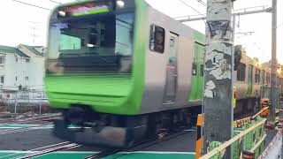 JR東日本山手線E235系0番台東トウ35編成上野・東京方面行き第二中里踏切通過