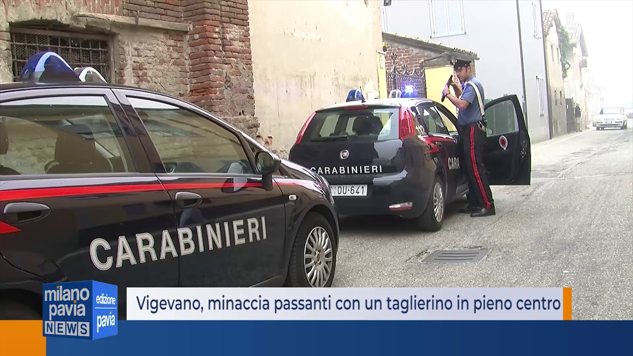 italian greyhound Vigevano, minaccia passanti con un taglierino in via Del Popolo