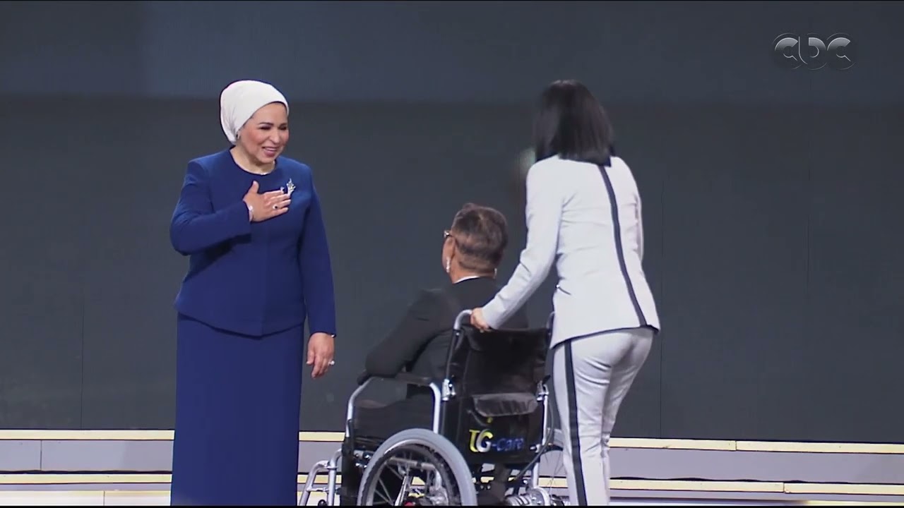 آخر ظهور للدكتورة أنيسة حسونة.. تكريم مفاجئ على كرسي متحرك من السيدة انتصار السيسي