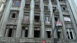 Könnyen összedőlő épületekben lakik a bukarestiek egy része