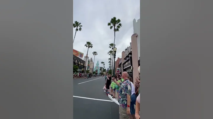 Can Disney Characters Take Off Their Heads On Stage? #disneycast #disneyworld #disneyland #disney