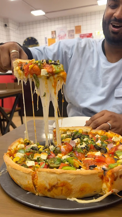 Deep Dish Pizza jn Mumbai | Veggie Paaji #foodshorts #pizza