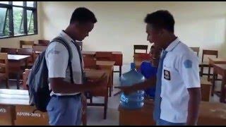 saling pukul kepala pakai galon aqua...