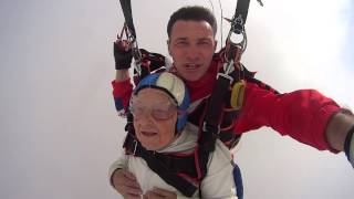 Прыжок с парашютом 93-летней Марии Колтаковой