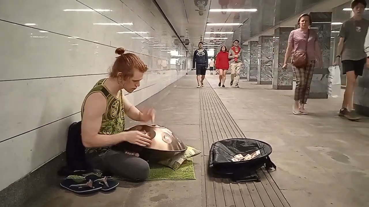 Музыкант в метро