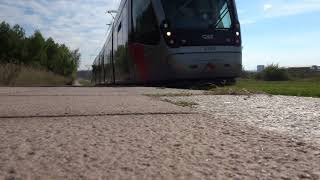 Tranvía de Zaragoza subiendo a Juslibol. 2021