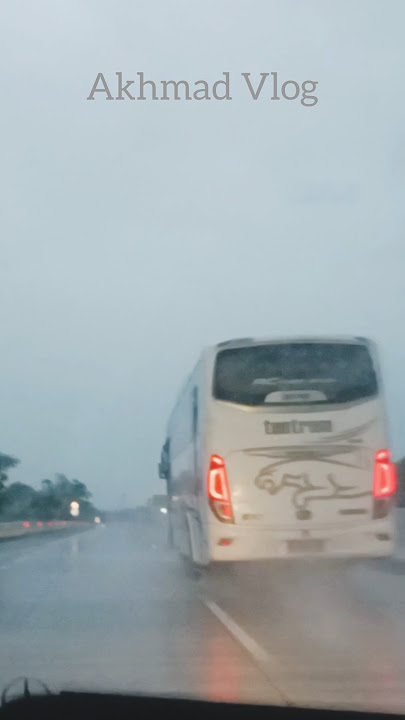 Mendahului Bus Tentrem Lewat Lajur Kiri di TOL Lawang Saat Hujan Deras