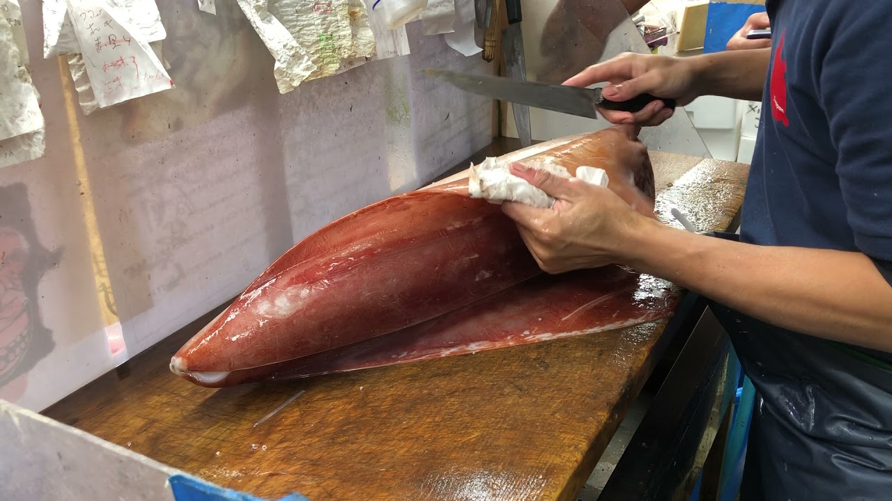 秋田市民市場 魚屋のおにーさん タルイカ をさばく Youtube